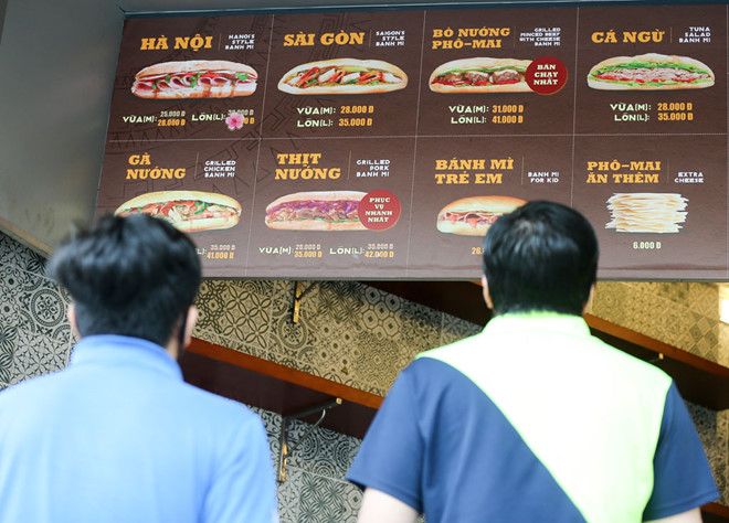 Du khách Hàn Quốc tấm tắc khen bánh mì Hà Nội6