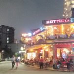 Nhiều khách Tây phát hiện nhiễm Covid-19: Lãnh đạo các nơi lên tiếng ‘ứng xử’ du lịch Một nhà hàng ở phố Tây (TP.Huế) vẫn mở cửa và khách nước ngoài đến tấp nập hằng đêm /// Đình Toàn