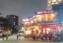 Nhiều khách Tây phát hiện nhiễm Covid-19: Lãnh đạo các nơi lên tiếng ‘ứng xử’ du lịch Một nhà hàng ở phố Tây (TP.Huế) vẫn mở cửa và khách nước ngoài đến tấp nập hằng đêm /// Đình Toàn