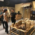 Tiến sĩ về làng xây bảo tàng nước mắm Anh Dũng đang giới thiệu các sản phẩm nước mắm Phan Thiết với du khách.