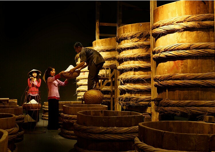 Bảo tàng tái hiện thực tế kỹ thuật làm nước mắm thủ công ở Phan Thiết, du khách có thể thử nước mắm ngay tại bảo tàng.