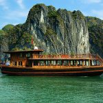 Hàng loạt điểm đến dừng đón du khách Nhiều điểm đến ở tỉnh Quảng Ninh tạm dừng đón du khách, trong đó có dịch vụ ngủ đêm trên vịnh Hạ Long. Ảnh: Shutterstock.