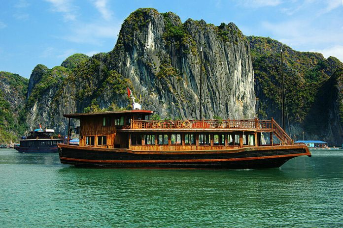Nhiều điểm đến ở tỉnh Quảng Ninh tạm dừng đón du khách, trong đó có dịch vụ ngủ đêm trên vịnh Hạ Long. Ảnh: Shutterstock.