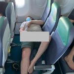 Hành động bị lên án trên máy bay Người đàn ông phía sau cũng chiếm ba hàng ghế để ngủ. Ảnh: Jordanna Leigh.