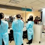 Buộc về nước vì bay cùng khách nhiễm nCoV 11 hành khách trở về Đài Loan. Ảnh: CNA.