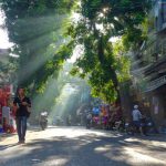 Khách Tây gợi ý 24 giờ ở Hà Nội Đi bộ lang thang sẽ là cách tham quan thú vị và gần gũi nhất bởi bạn sẽ được chứng kiến cảnh chủ quán quét dọn, người tập thể dục, bắt đầu dựng quầy bán thức ăn, đưa con đến trường. Ảnh: Quang Vu.