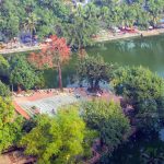 Rực đỏ hoa gạo trước sân chùa Thầy Rực đỏ hoa gạo trước sân chùa Thầy