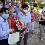 Du khách nước ngoài rời khu cách ly ở Huế với món quà tạm biệt Lãnh đạo Sở Du lịch tỉnh Thừa Thiên - Huế tặng quà, hoa đúng ngày sinh nhật 23.3 cho nữ du khách Pháp hoàn thành cách ly tập trung ở Huế /// Ảnh: S.D.L