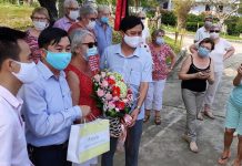 Du khách nước ngoài rời khu cách ly ở Huế với món quà tạm biệt Lãnh đạo Sở Du lịch tỉnh Thừa Thiên - Huế tặng quà, hoa đúng ngày sinh nhật 23.3 cho nữ du khách Pháp hoàn thành cách ly tập trung ở Huế /// Ảnh: S.D.L