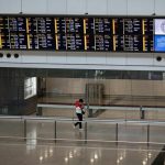 Hong Kong chi 51,5 triệu USD cứu ngành du lịch Trước khi Hong Kong đóng cửa biên giới để hạn chế Covid-19 từ 8/2, lượng khách trung bình trong khoảng từ 10.000 đến 20.000 một ngày. Sau đó con số đã giảm xuống còn 3.300, trong đó khoảng 80% là khách Trung Quốc không đến từ đại lục. Ảnh: EPA-EFE.