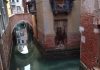 Venice tìm lại bầu trời xanh, mặt nước trong vắt giữa mùa dịch Venice tim lai bau troi xanh, mat nuoc trong vat giua mua dich hinh anh 1 http_cdn.cnn.com_cnnnext_dam_assets_200316111015_venice_canals_cleaner.jpg