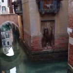 Venice tìm lại bầu trời xanh, mặt nước trong vắt giữa mùa dịch Venice tim lai bau troi xanh, mat nuoc trong vat giua mua dich hinh anh 1 http_cdn.cnn.com_cnnnext_dam_assets_200316111015_venice_canals_cleaner.jpg