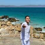 Khám phá Cù Lao Câu Khung cảnh biển xanh như ngọc khiến blogger quên đi cơn say sóng trên chuyến tàu ra đảo. Ảnh: NVCC.