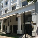 Đóng cửa, rao bán khách sạn do Covid-19 Khu phố Hàn Quốc tại quận 7 bị ảnh hưởng mạnh bởi vắng du khách. Nhiều nhà hàng, khách sạn đóng cửa. Trong ảnh, một khách sạn ngưng hoạt động chiều 19/3. Ảnh: Nguyễn Nam.