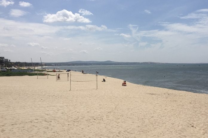 Bãi biển Phan Thiết vắng vẻ du khách dù đang trong mùa cao điểm khách quốc tế. Ảnh: Tâm Linh 