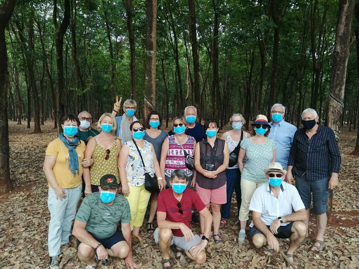 Đoàn khách châu Âu 18 người ghé qua rừng cao su chụp ảnh trong chương trình ba tuần bị cắt ngắn còn 12 ngày. Ảnh: Nguyễn Nam.
