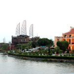 Nhà hàng du lịch khốn đốn Tàu nhà hàng phục vụ khách du lịch trên sông Sài Gòn đã tạm dừng hoạt động. Tất cả về neo đậu tại bến ở Q.4. Ảnh chụp trưa ngày 25/3. Ảnh: Tâm Linh.