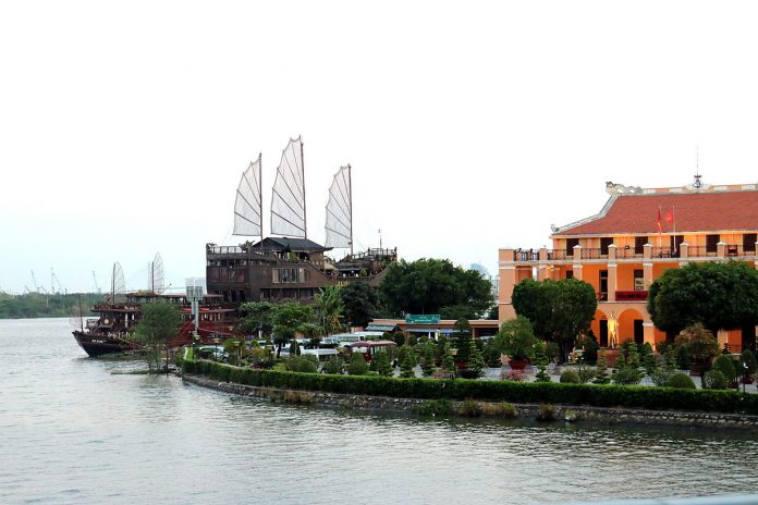 Tàu nhà hàng phục vụ khách du lịch trên sông Sài Gòn đã tạm dừng hoạt động. Tất cả về neo đậu tại bến ở Q.4. Ảnh chụp trưa ngày 25/3. Ảnh: Tâm Linh.