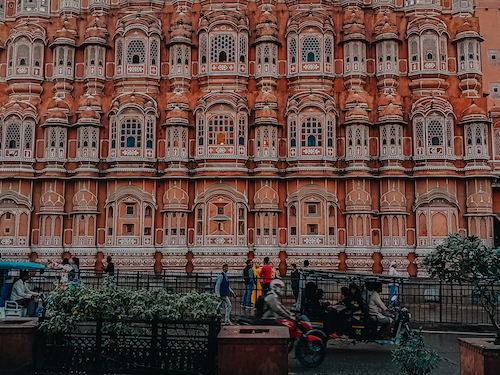 Rời thành phố cổ Arga, Tô Đi Đâu đến thành phố Jaipur nằm ẩn mình tại vùng bán sa mạc, với những công trình kiến trúc độc đáo được phủ mầu hồng đỏ. Thành phố hiện lên như một viên ngọc ruby giữa cái nắng oi ả và khô hanh của vùng bán sa mạc.