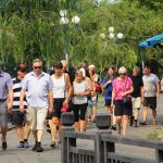 Khách Tây vẫn không đeo khẩu trang dạo phố cổ Hội An dù có chốt kiểm tra Đoàn du khách nước ngoài thản nhiên dạo bước tham quan phố cổ Hội An (TP.Hội An) nhưng không đeo khẩu trang /// ẢNH: MẠNH CƯỜNG