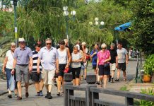 Khách Tây vẫn không đeo khẩu trang dạo phố cổ Hội An dù có chốt kiểm tra Đoàn du khách nước ngoài thản nhiên dạo bước tham quan phố cổ Hội An (TP.Hội An) nhưng không đeo khẩu trang /// ẢNH: MẠNH CƯỜNG