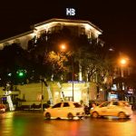 Huy động khách sạn làm nơi cách ly người chống dịch Khách sạn Hoà Bình (27 Lý Thường Kiệt, quận Hoàn Kiếm) được Hà Nội lựa chọn làm nơi cách ly tập trung người nước ngoài và một số trường hợp khác. Ảnh: Giang Huy.