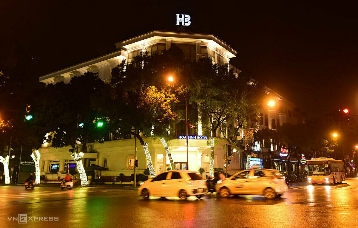 Khách sạn Hoà Bình (27 Lý Thường Kiệt, quận Hoàn Kiếm) được Hà Nội lựa chọn làm nơi cách ly tập trung người nước ngoài và một số trường hợp khác. Ảnh: Giang Huy.