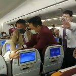 Khách Trung Quốc ho vào tiếp viên Khách Trung Quốc ho vào tiếp viên