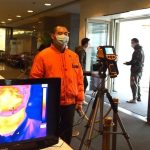 Trung Quốc mở lại các điểm du lịch Khách tham quan đo thân nhiệt khi vào Bảo tàng Thượng Hải ngày 13/3. Ảnh: Xinhua.