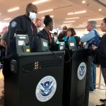 Các nước áp dụng phong tỏa, cấm nhập cảnh ra sao để ngăn COVID-19? Các nước áp dụng phong tỏa, cấm nhập cảnh ra sao để ngăn COVID-19? - Ảnh 1.