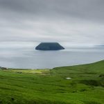 Hòn đảo chỉ có 9 người sống Stora Dimun có nghĩa là hòn đảo lớn, phía xa là đảo nhỏ, không người ở Litla Dimun. Ảnh: Magnus Nilsson.