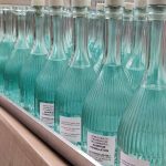 Bỏ rượu, chế nước rửa tay vì Covid-19 Nước rửa tay được đựng trong chai thủy tinh. Ảnh: Leith Distillery.