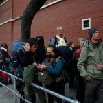 Giải cứu hàng nghìn khách giữa lệnh phong tỏa Những du khách Đức đang chờ xe buýt ra sân bay tại Kathmandu, Nepal vào 27/3. Chính phủ Đức đã gửi máy bay đến giải cứu công dân mắc kẹt từ khi Nepal phong toả toàn quốc. Ảnh: AP.