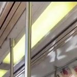 Khách châu Á bị người lạ xịt khử trùng Người lạ xịt chất lỏng vào khách châu Á