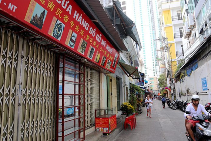 Nhiều cửa hàng thường phục vụ khách Trung Quốc vẫn đóng cửa từ sau Tết. Ảnh: Xuân Ngọc.