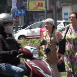 Khách Tây tranh luận việc buộc đeo khẩu trang nơi công cộng phòng dịch Covid-19 Vẫn còn một số khách Tây không đeo khẩu trang /// Ảnh: TN