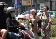 Khách Tây tranh luận việc buộc đeo khẩu trang nơi công cộng phòng dịch Covid-19 Vẫn còn một số khách Tây không đeo khẩu trang /// Ảnh: TN