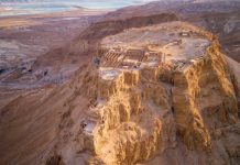 Những kỳ quan ẩn náu giữa sa mạc khắp thế giới Những kỳ quan ẩn náu giữa sa mạc khắp thế giới - 1