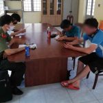 Một du khách Anh say xỉn, không đeo khẩu trang gây bất an khiến công an vào cuộc Cơ quan chức năng làm việc với ông J.J.L.B (bìa phải) tại H.Buôn Đôn /// Ảnh: Công an cung cấp