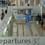 Một trong những sân bay bận rộn nhất thế giới trở nên “vắng như chùa Bà Đanh” vì COVID-19 Một trong những sân bay bận rộn nhất thế giới trở nên vắng như chùa Bà Đanh vì COVID-19 - Ảnh 1.