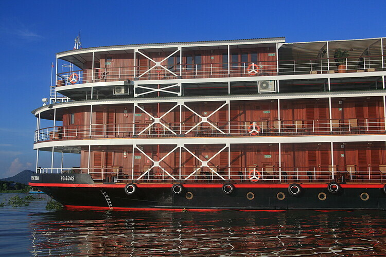 Được đóng tại TP HCM và hạ thủy năm 2012, RV Bassac Pandaw chuyên di chuyển trên sông Mekong. Du thuyền có ba tầng, được làm chủ yếu từ gỗ tếch, chiều dài thuyền 50,9m và có sức chứa 60 khách. Ảnh: Pandaw.