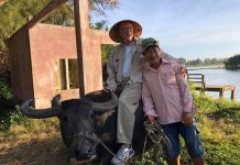 Cựu nhân viên ngoại giao Mỹ du lịch Việt Nam giữa dịch Covid-19: Thú vị, rất yên tâm! Ông Philip C Brown thích thú với cảnh cưỡi trâu ở Hội An /// NVCC