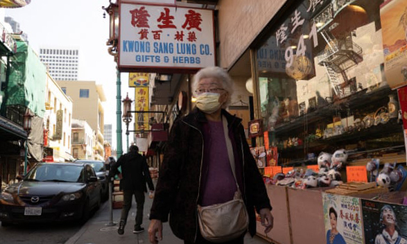 Người dân đeo khẩu trang khi đi bộ trong khu phố người Hoa, San Francisco vào 26/2. Ảnh: John G Mabanglo/EPA.