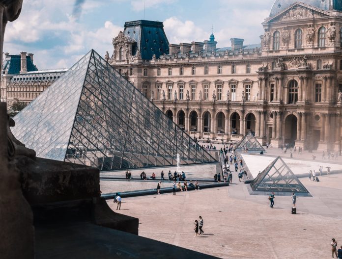 Nhieu bao tang tren the gioi tam dong cua do Covid-19 hinh anh 1 photo_of_the_louvre_museum_in_paris_france_2675266.jpg