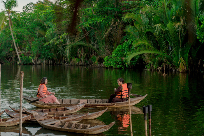Bên cạnh câu cá, chơi các trò dân gian, du khách có thể tham gia chèo thuyền trên sông như những người dân miền Tây thực thụ. 
