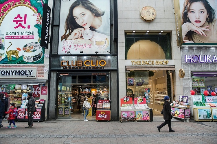 Một quận mua sắm vắng tanh tại Seoul, Hàn Quốc khi phần lớn khách Trung Quốc không xuất ngoại. Ảnh: Jean Chung/New York Times.