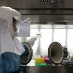 Quy định phòng Covid-19 ở Singapore Các mẫu xét nghiệm được gửi đến phòng thí nghiệm ở Pasir Panjang. Bộ xét nghiệm mới cho kết quả sàng lọc trong 3 giờ, thay vì 6 - 10 giờ như trước kia. Ảnh: Timothy David.