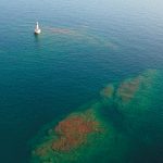 Nơi cô đơn nhất hành tinh Miền đất gần nhất, đảo Manitou, cách Stannard Rock khoảng 40 km về phía tây bắc, khiến nó trở thành ngọn hải đăng xa bờ nhất nước Mỹ, và có lẽ là nhất thế giới. Ảnh: Neil Harri.