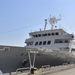 Hãng du thuyền phá sản vì Covid-19 Tàu Kobe 2 đậu tại cảng Kobe vào sáng 2/3. Ảnh: Nikkei.