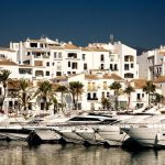 Khách gọi cấp cứu cho trộm Khu vực quanh bến tàu Puerto Banus là địa bàn hoạt động của nạn trộm cắp, chúng thường nhắm tới những du khách nhà giàu đeo trang sức đắt tiền. Ảnh: Marbella Tourism.